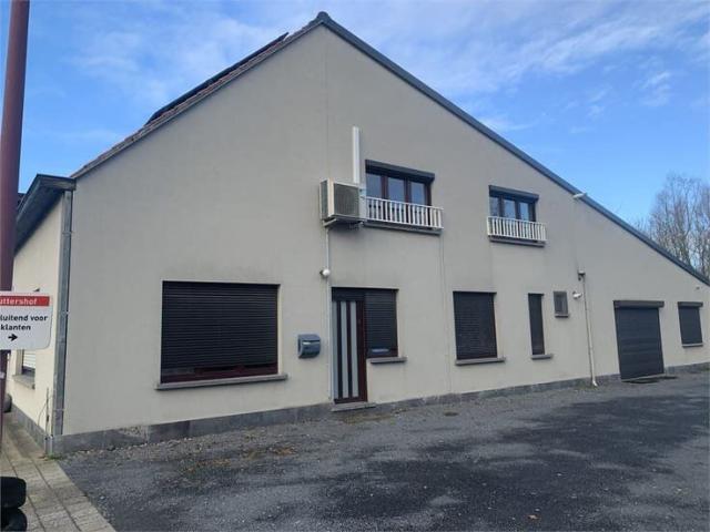 Gemeubeld appartement met 2 SLPKS te Eernegem