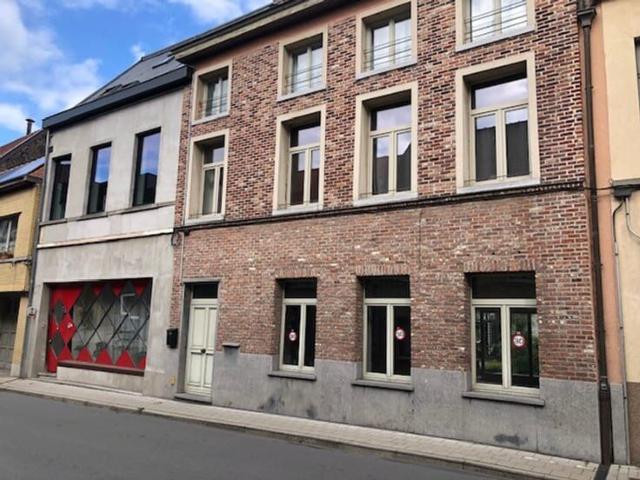 Gemeubeld dakappartement eventueel samen met kantoorruimte