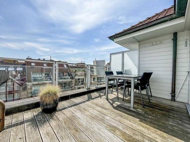 Gemeubeld duplex dakapp. met circa 16 m² terras gelegen in d