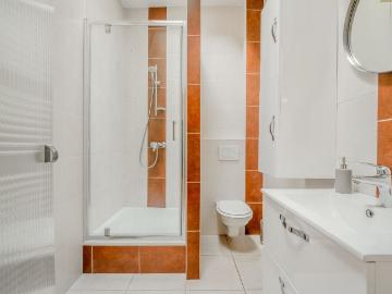 Gemeubeld éénslaapkamerappartement vol charme !