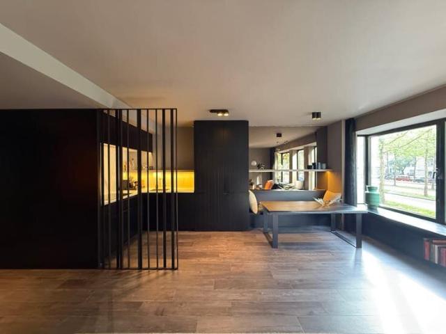 GEMEUBELD NEW YORK STYLE APPARTEMENT MET AUTOSTAANPLAATS