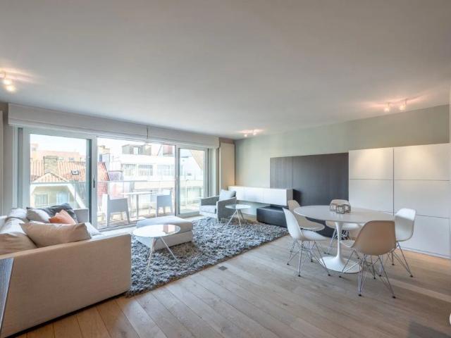 GEMEUBELD Recent en hoogwaardig afgewerkt 2 slaapkamer appartement met 6 m gevelbreedte centraal gelegen op een topligging vlakbij de Dumortierlaan te Knokke