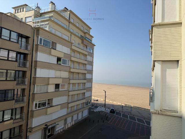 Gemeubeld twee slaapkamer appartement met zijdelings zeezicht in een zijstraat van de zeedijk te Albertstrand