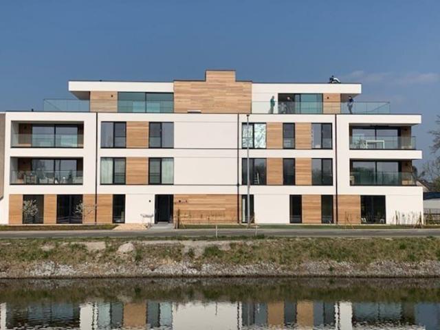 Gemeubelde Duplex 60 M2 terras zicht op de Vaart garagebox