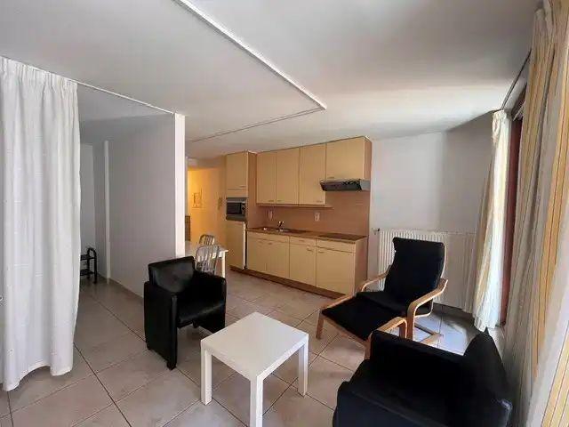 Gemeubelde studio vlak aan zee