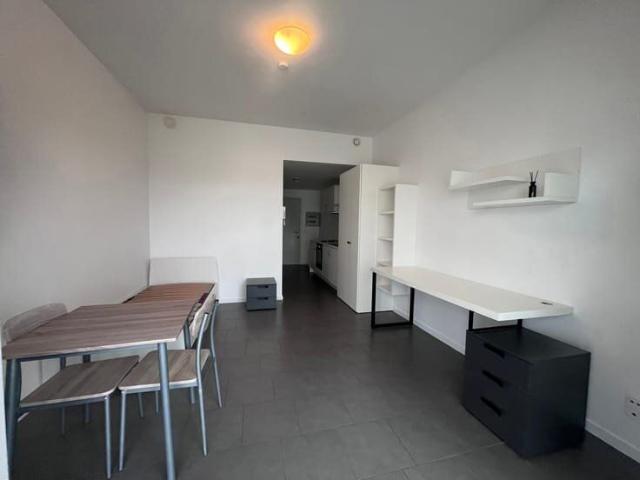 Gemeubelde studio met balkon