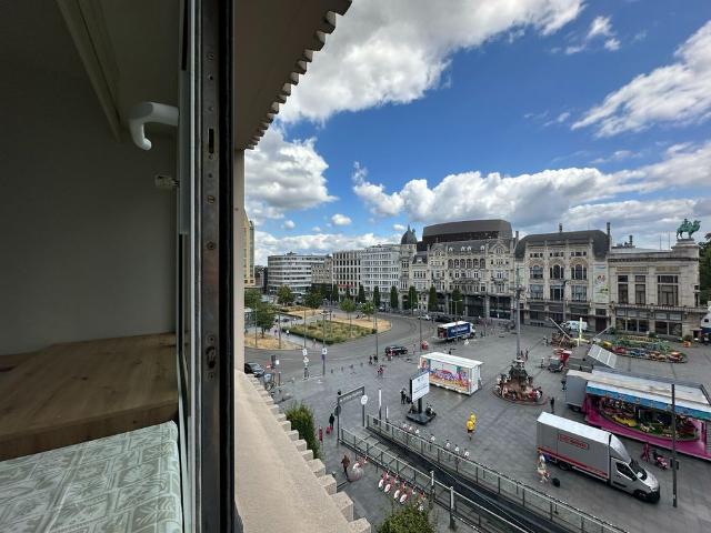 Gemeubelde studio met prachtig zicht op het Centraal Station
