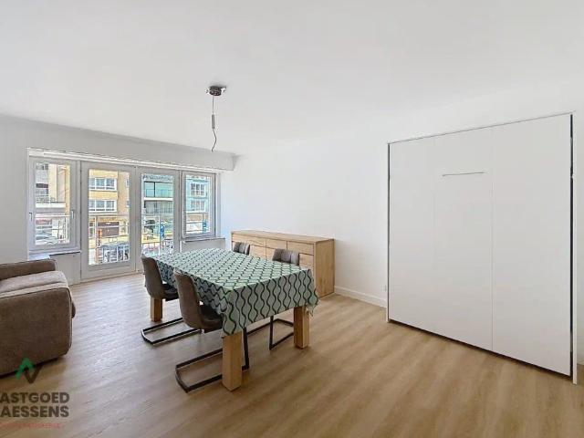 GEMEUBELDE STUDIO MET ZIJDELINGS ZEEZICHT