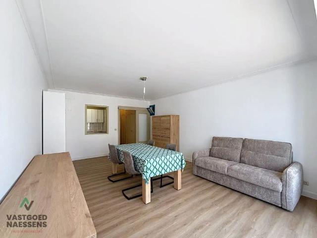 GEMEUBELDE STUDIO MET ZIJDELINGS ZEEZICHT