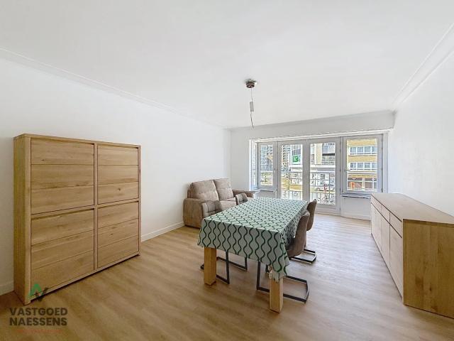 GEMEUBELDE STUDIO MET ZIJDELINGS ZEEZICHT