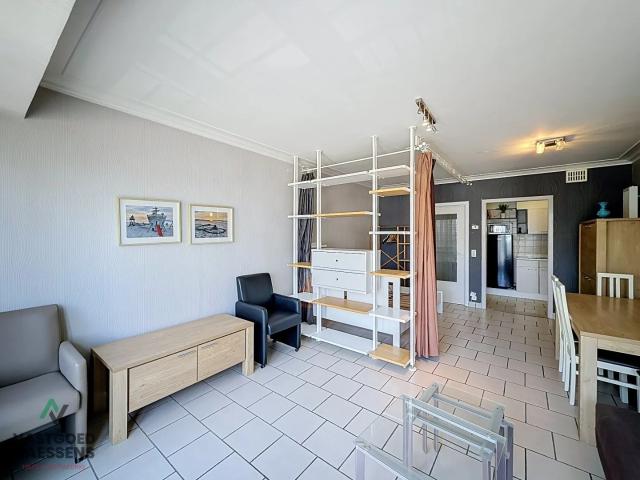 GEMEUBELDE STUDIO MET ZIJDELINGS ZEEZICHT