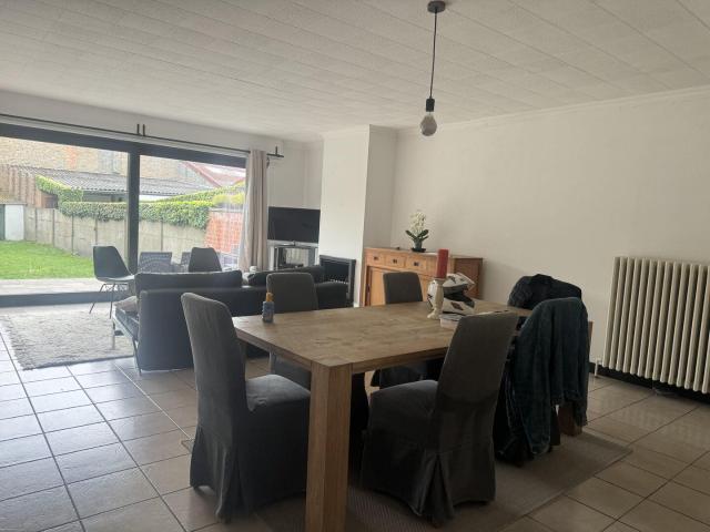 Gemeubelde woning met 2 slaapkamers en zuidgerichte tuin.