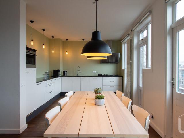 Gemeubileerd appartement aan de Stadhoudersweg, gelegen in Blijdorp. Met onder andere het Vroesenpark, Diergaarde Blijdorp en het Roel Langerakpark heeft Blijdorp genoeg mogelijkheden om wat vrije tijd te besteden. Daarnaast ligt de Stadhoudersweg op 10 m