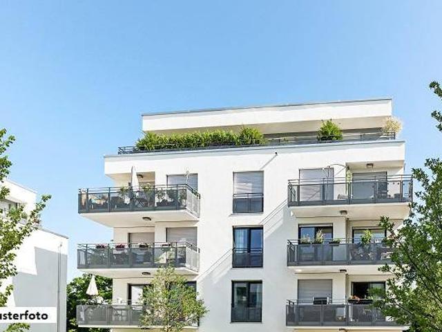 Gemischt genutzte Liegenschaft mit Geschäftslokal, mehreren Wohnungen und zusätzlichem Wohnhaus