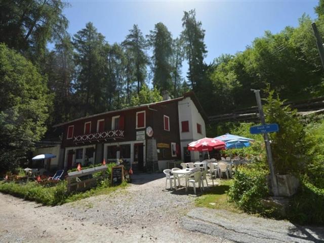 Gemischt genutztes Gebäude in Mayens de Sion
