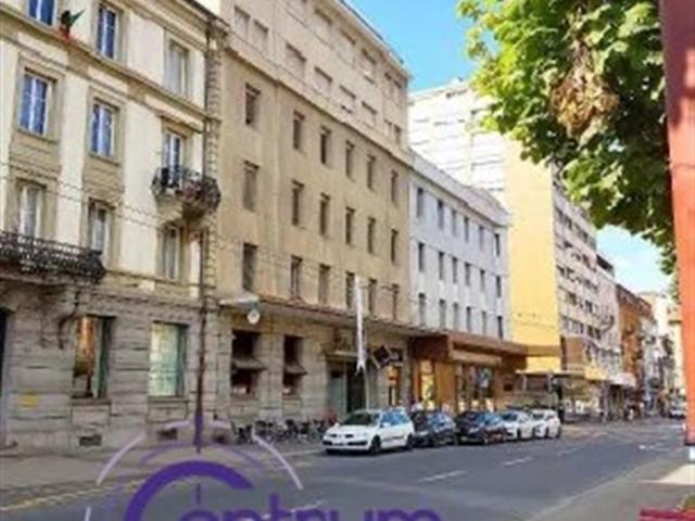 Gemischt genutztes Mietgebäude zur Renovierung in der Innenstadt