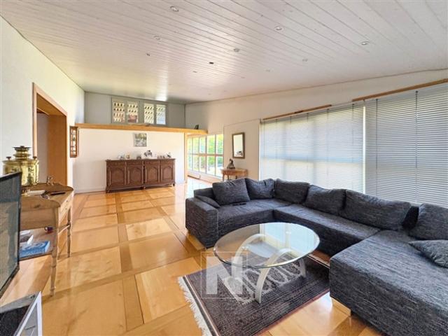 Gebäude zum Verkauf in Avenches – Mit 150 m² großer Wohnung und großem Lagerhaus