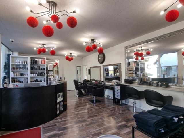 Gemischter Friseursalon und Friseur übernehmen in Blonay