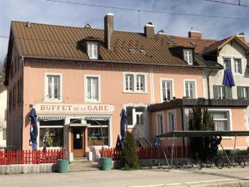 GEMISCHTES GEBÄUDE MIT RESTAURANT