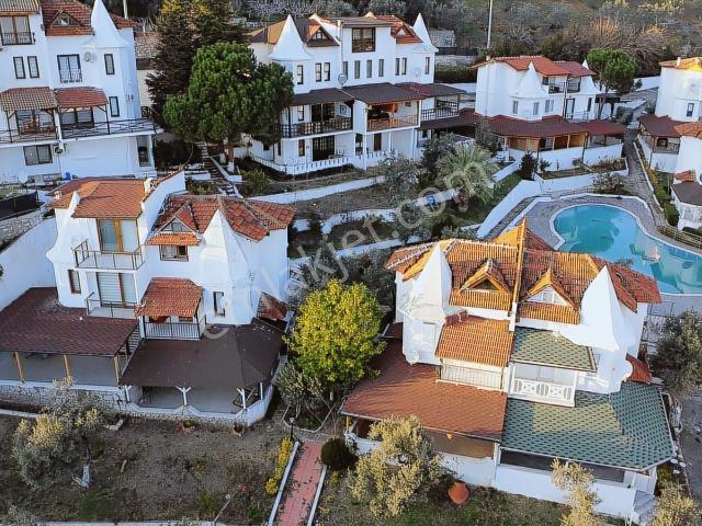 Gemlik Karacaali De Denize Sıfır Site İçi Havuzlu Triplex Villa
