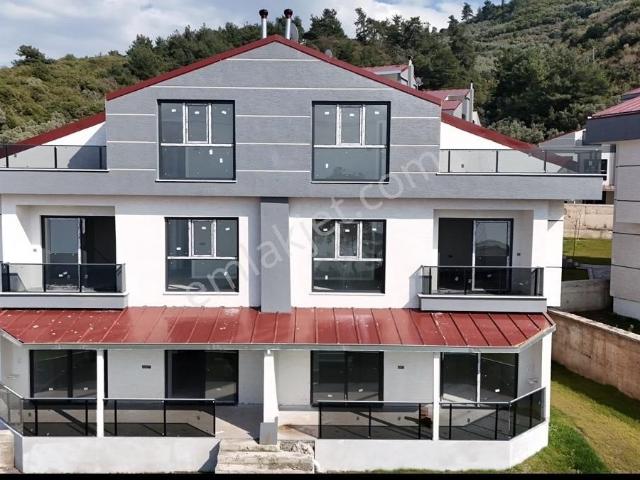 Gemlik Kurşunlu'da Eşsiz Deniz Manzaralı En Ön Köşe Konum Villa