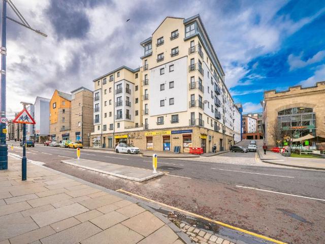 Gentle's Entry, Edinburgh. 2 bed flat to rent £1,695 pcm £391 pw