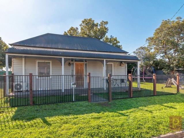 GENUINE 5 BEDROOM. 150 METRES TO MAIN STREET!
