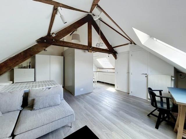 OPTION* GENVAL Studio apartment of + 42 m² near the P