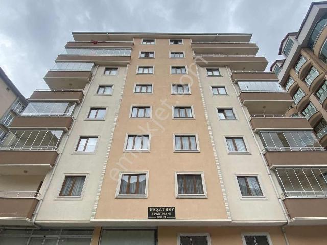 Genç Bina, Temiz ferah Daire Şehrin Merkezi Konumunda Düz Ayak