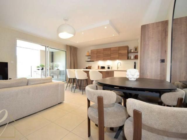 GENAS – Ravissant T3 meublé en rez de jardin de 64 m² avec 117 m² d’extérieurs et 2 stationnements