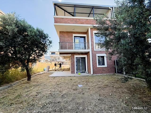 GENCELLİ'DE SAHİLE 30 METRE GENİŞ BAHÇE VE TERASLI DUBLEX