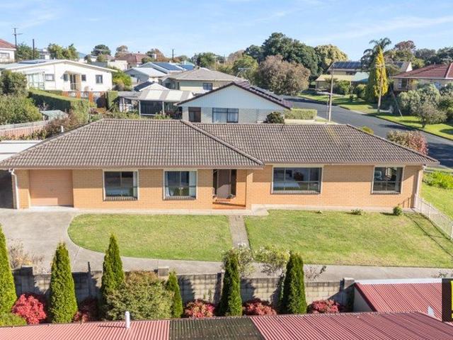 Generous 4 Bedroom Home In Quiet Crescent