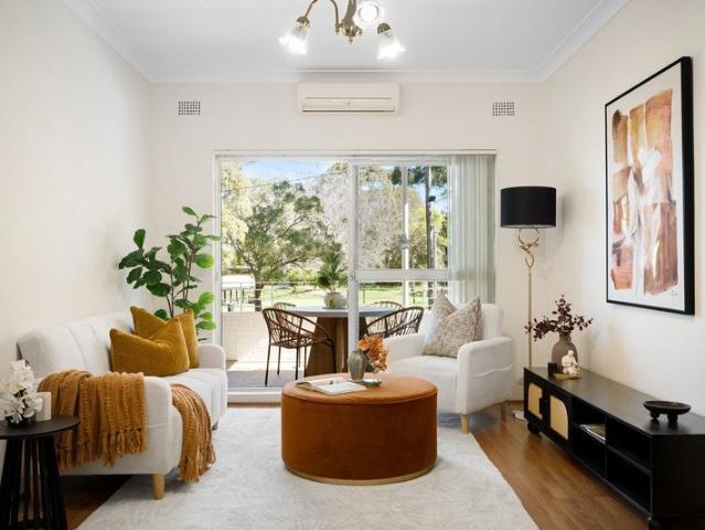 Generous three bedroom apartment with leafy park outlooks