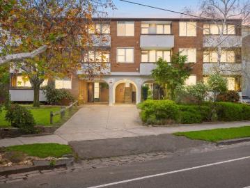 Generous Three Bedroom Living Opposite Queens Park