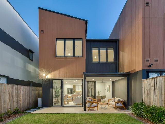 Generous Townhouse Living Moments from Wooloowin Station