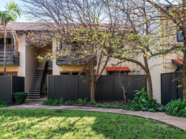Generous Two Bedroom Courtyard Apartment in Prime Eastern Suburbs Location