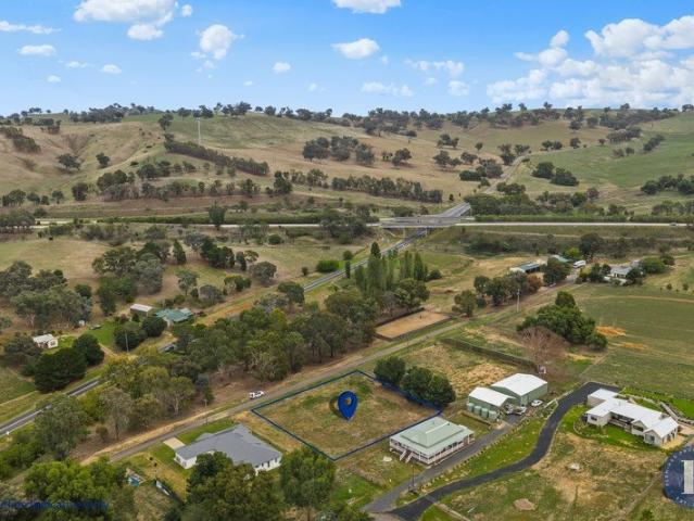 GENEROUS VILLAGE BLOCK IN THE HEART OF JUGIONG