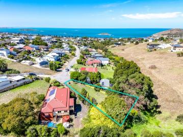 Generous Allotment In a Peaceful Cul de Sac Setting
