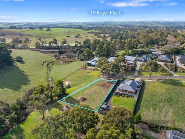 Generous block, quiet court location with views