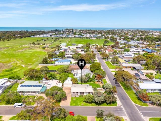 Generous Corner Living in quiet port elliot position