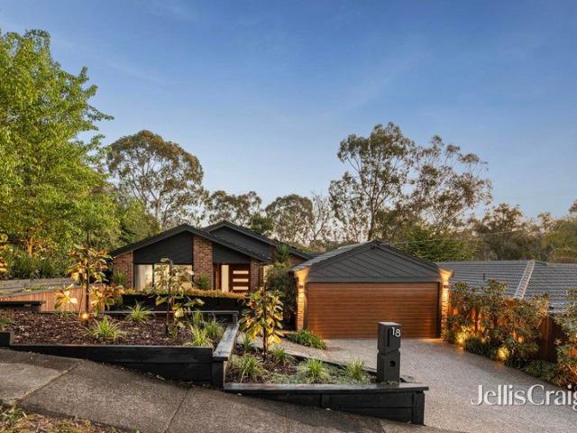 Generous family entertainer in picturesque garden surrounds