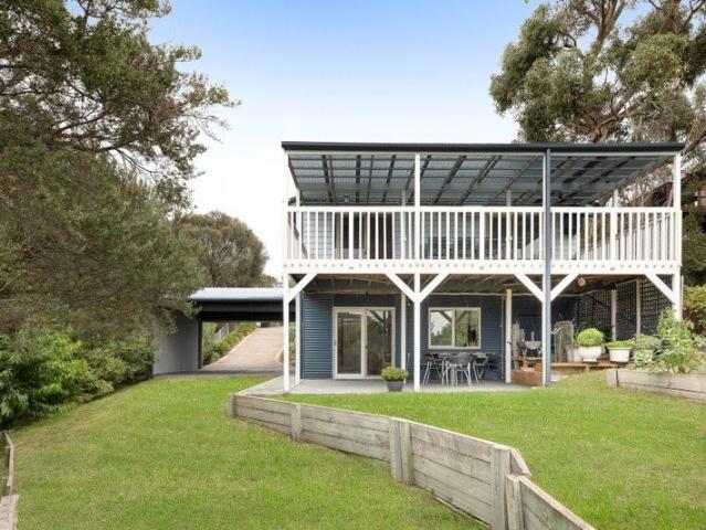 Generous Family Home with Multiple Living Zones in Quiet Location