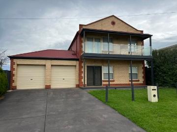 GENEROUS FAMILY HOME WITH MULTIPLE LIVING AREAS AND COASTAL PROXIMITY