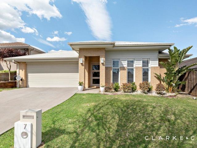 GENEROUS FAMILY LIVING AND IMPRESSIVE ENTERTAINING!