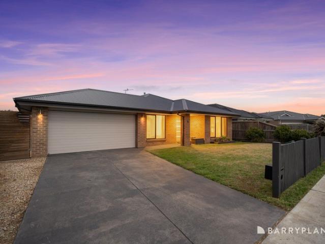 Generous Family Living with an Entertainer's Appeal!