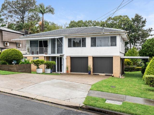 Generous Family Living with Endless Potential in Prime Underwood Location