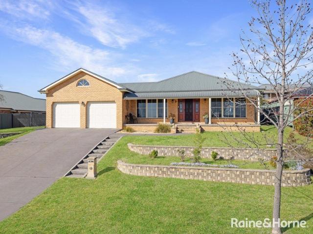 GENEROUS FAMILY LIVING WITH VIEWS ACROSS BATHURST