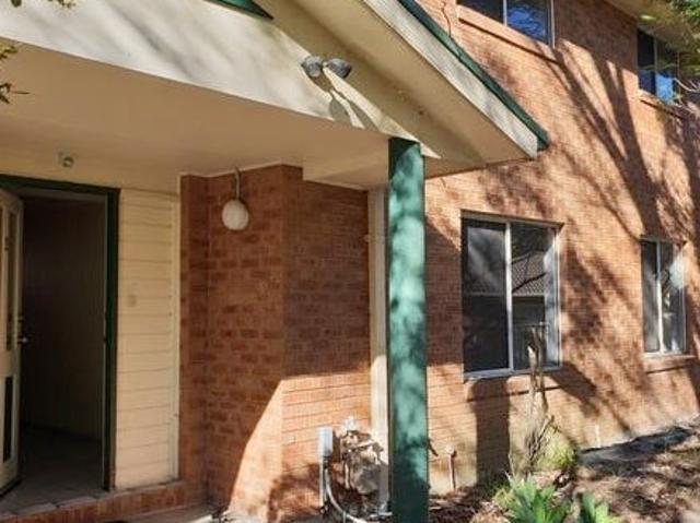 Generous five bedroom home for rent in great location! Perfect for uni students or large family