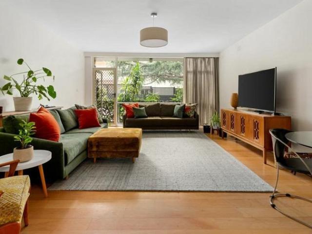 GENEROUS GROUND FLOOR UNIT IN PRIME HAWTHORN LOCATION