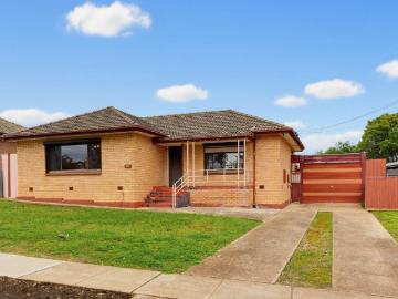 Generous Light Filled Living in a Convenient Coastal Location